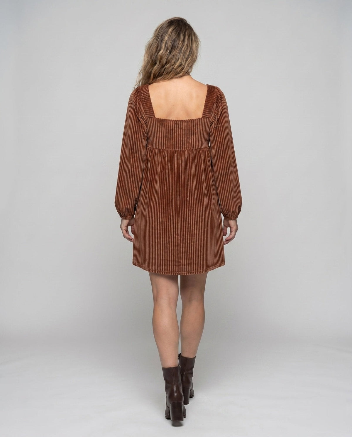 Women's dress with elegant ruffle detailing and voluminous skirt - Chichicherry