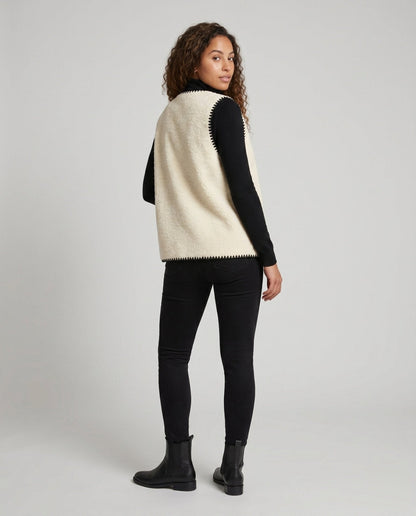Women's knitted vest with contrasting seams and practical pockets - Chichicherry