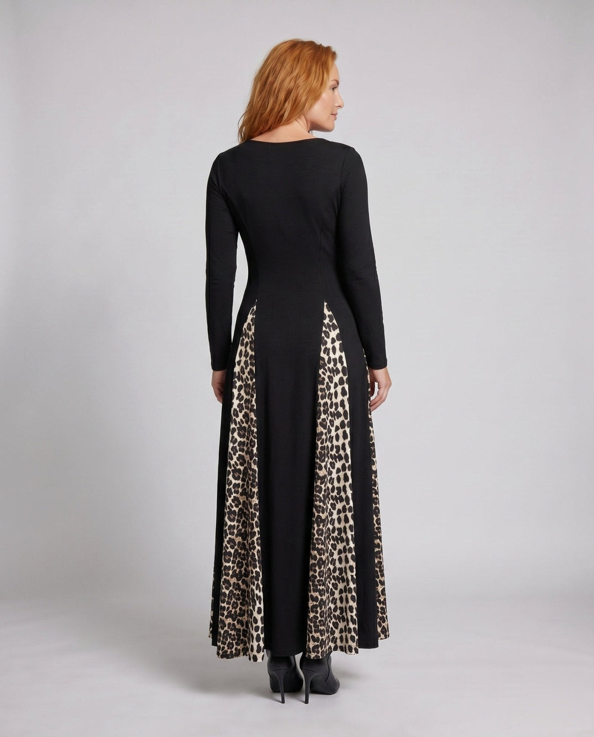 Women's maxi dress with sophisticated cut and eye-catching animal print - Chichicherry