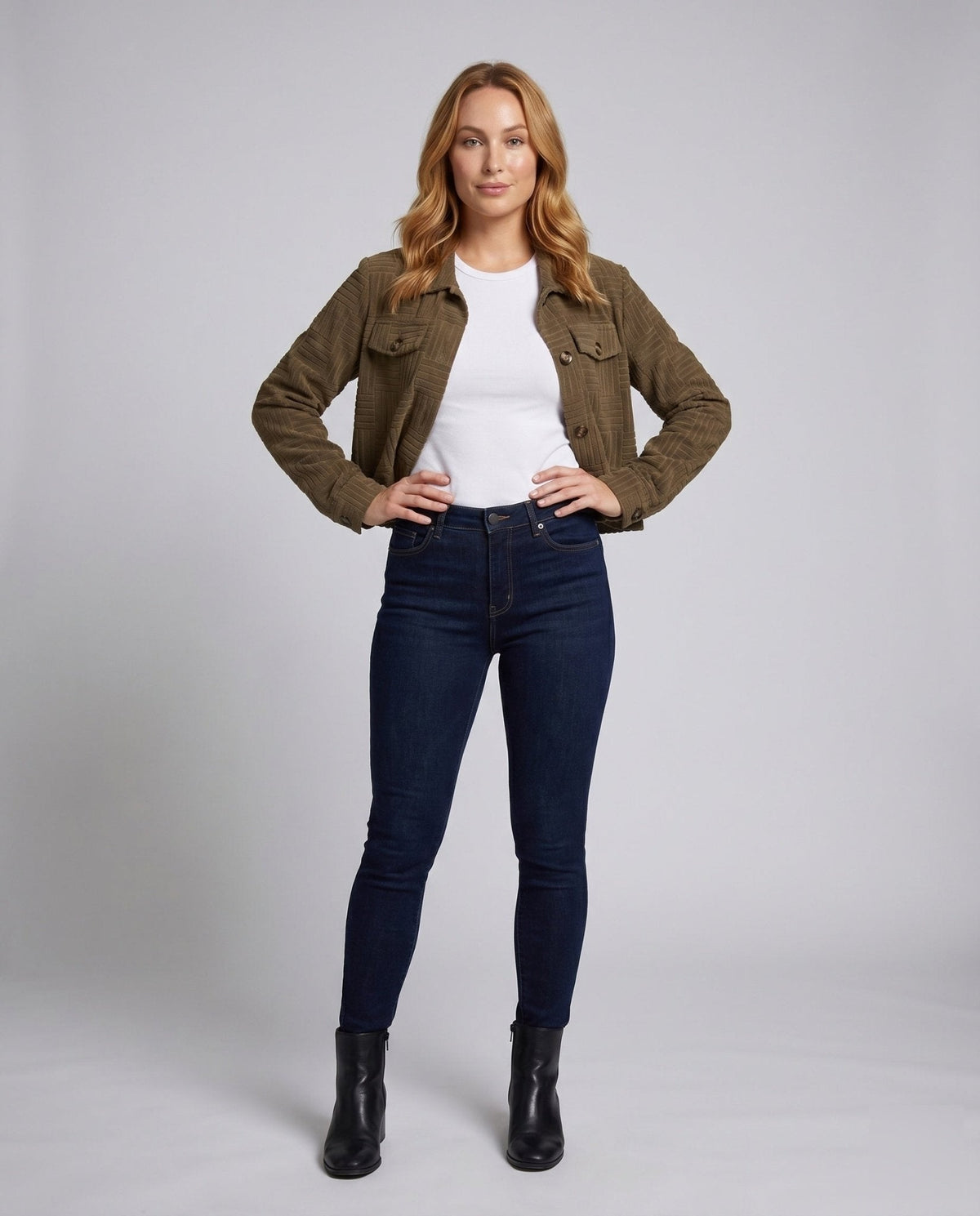 Women's short jacket with textured design and practical pockets - Chichicherry